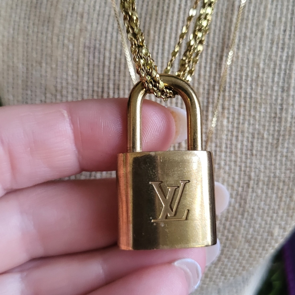 GORGEOUS LOUIS VUITTON PADLOCK AND KEY 🔑 SET ON 2 DIFFERENT NON LV NECKLACES - Picture 5 of 9